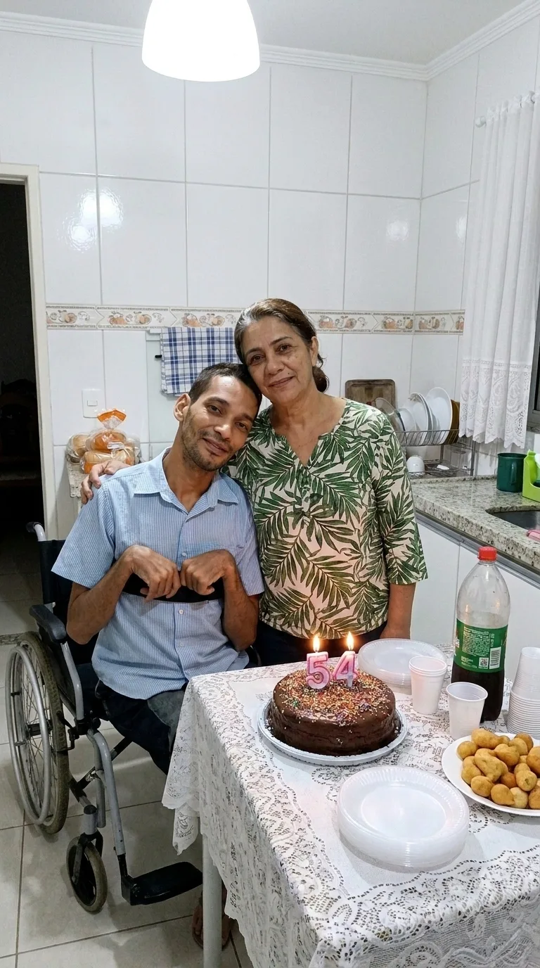 Cida com Rodrigo na cozinha, onde ele sempre acompanha enquanto ela prepara as marmitas.